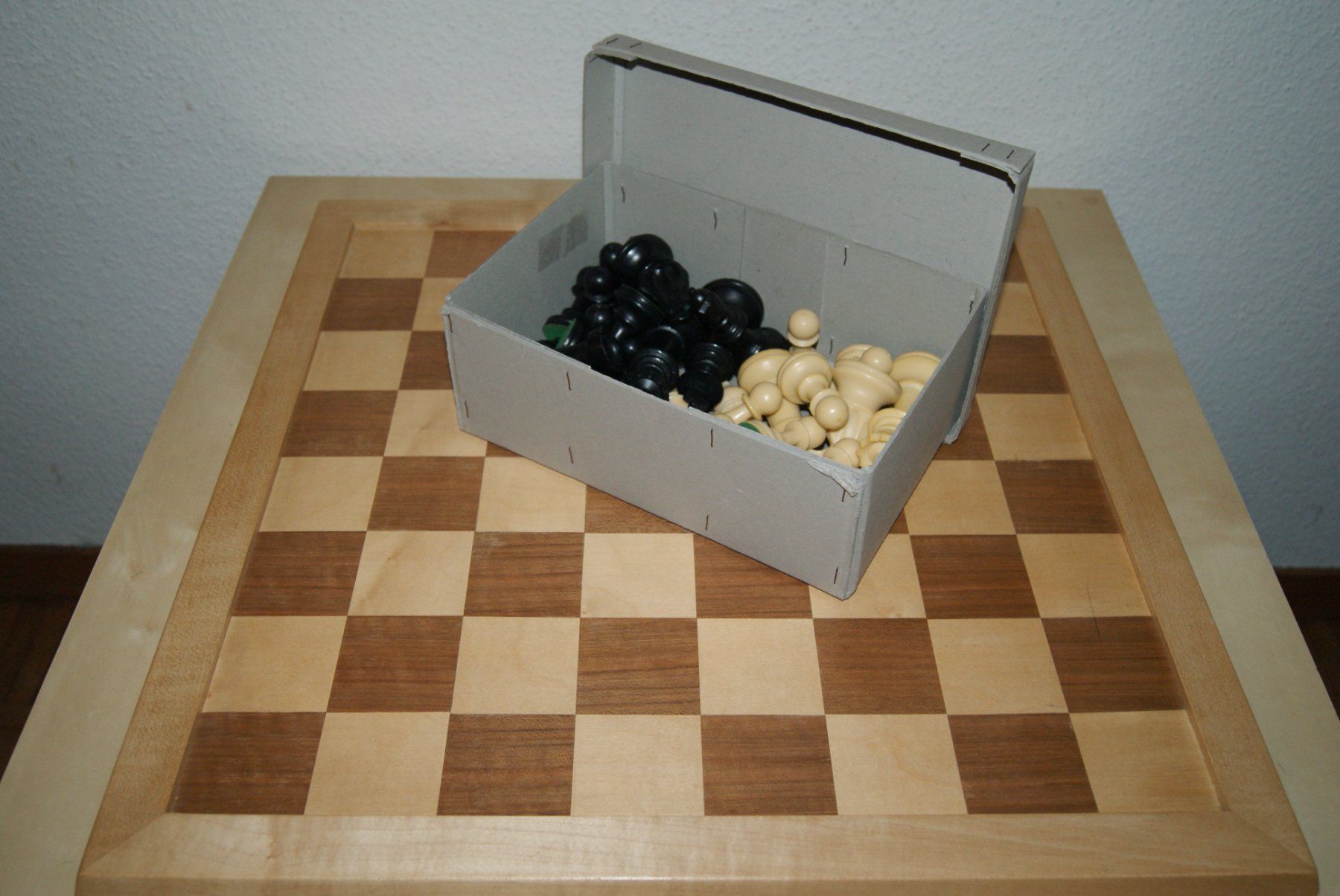 Spiele: Schachbrett aus Holz mit Bakelit Figuren – Gebraucht aus Zürich von Widi1 6