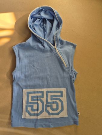Ärmelloser Kapuzenpulli, hellblau mit Zahl 55, Gr. S