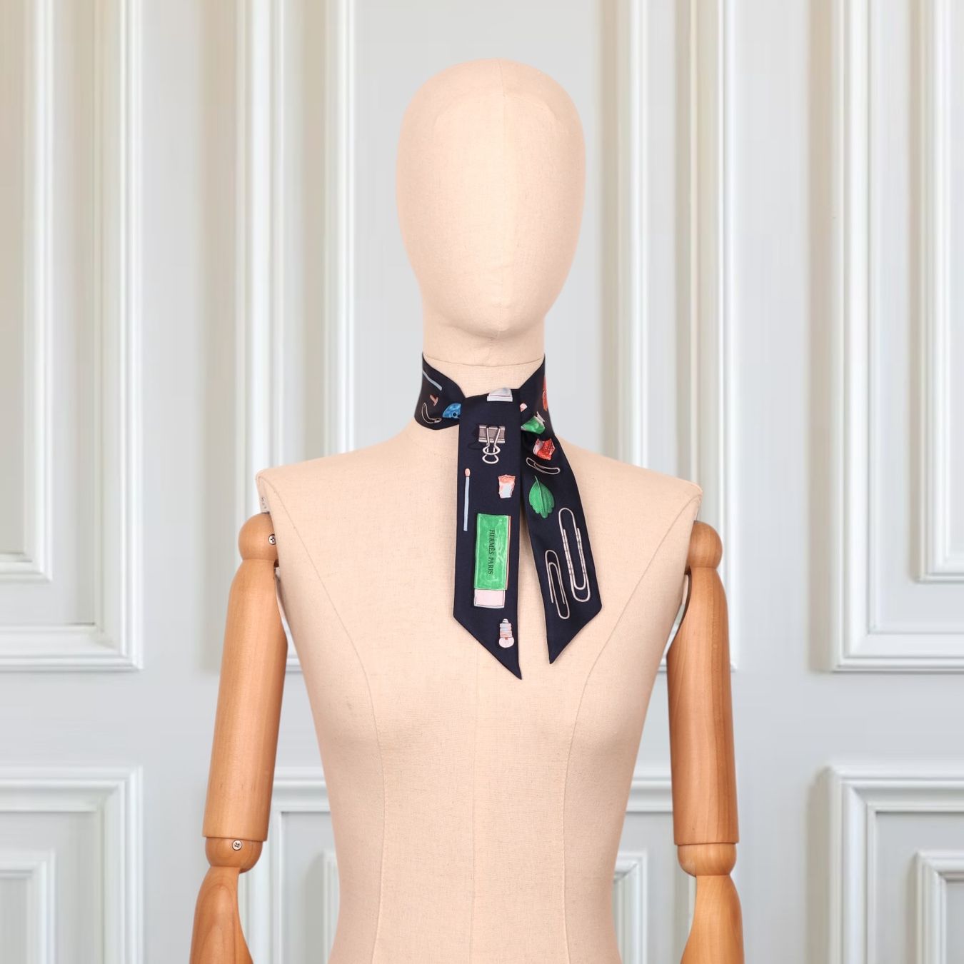 Hermès Foulard & Sciarpe: Hermès Twilly "In the pocket" marine – Usato da Binningen venduto da Designerlabels 1