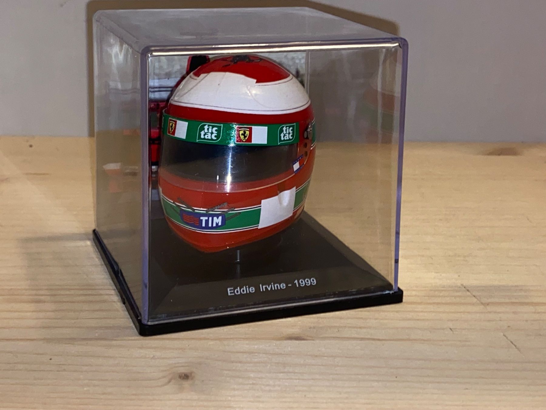 Ferrari Modellini d'auto: Ferrari Helm 1/5 Eddie Irvine 1999 – Nuovo (secondo la descrizione) da Wohlen AG venduto da PrivatSammlung
