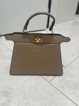 Schöne Fendi Peekaboo ISeeU Petite in Strauss