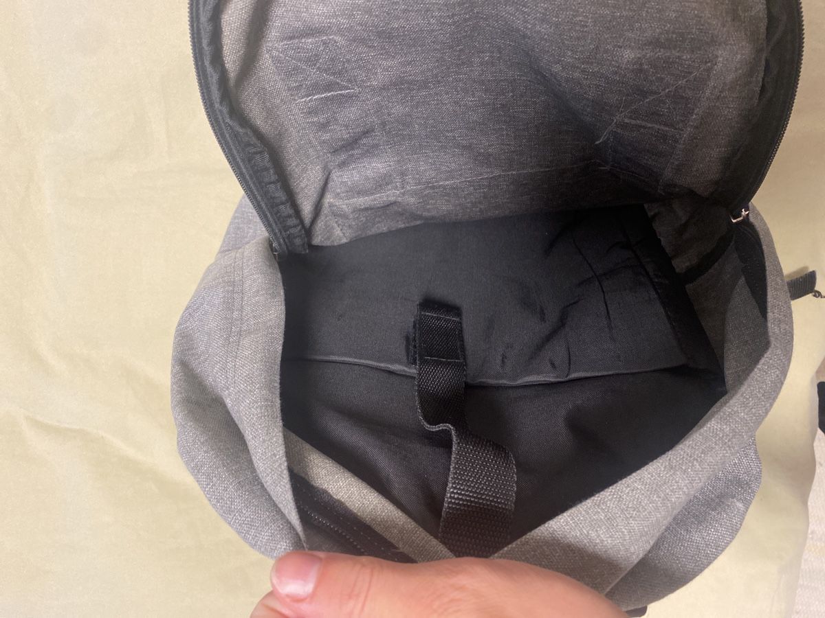Eastpak Zaini: Eastpak Rucksack Grau – Usato da Holderbank SO venduto da amiragerber 2