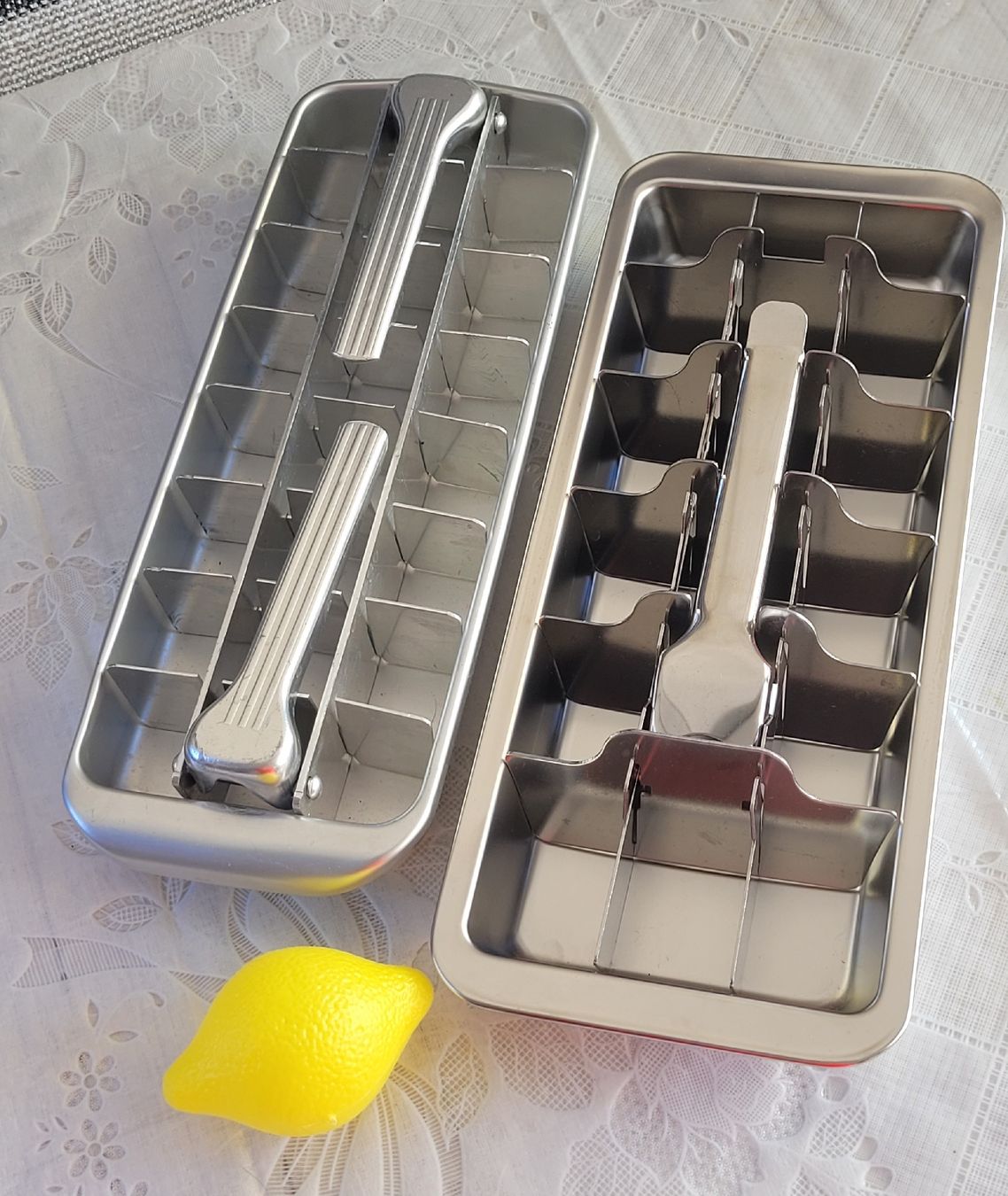 Elettrodomestici da cucina: 2 Eiswürfelbehälter Aluminium/Edelstahl  – Usato da Buttikon SZ venduto da Corendo