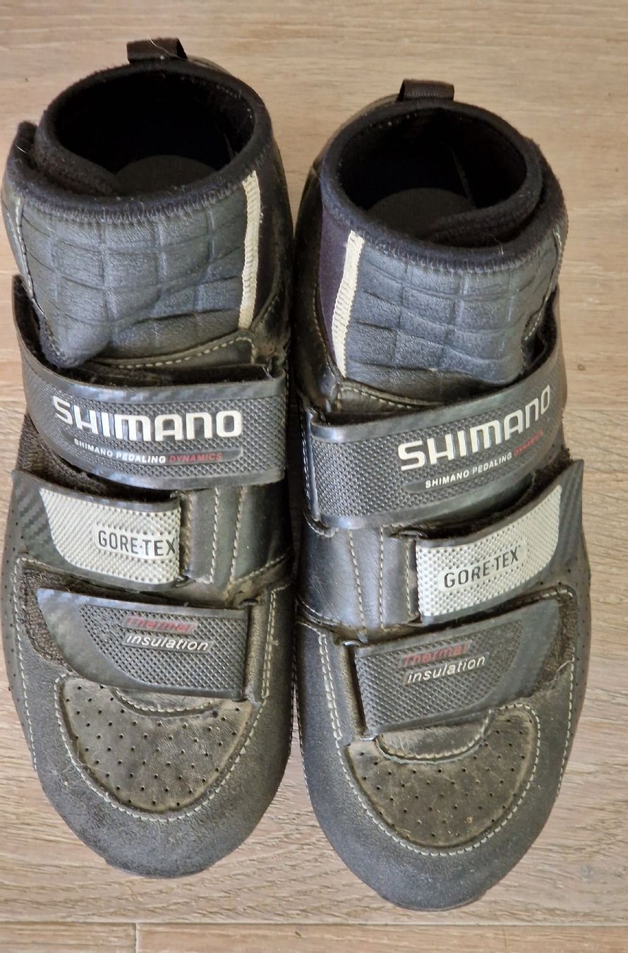 Shimano Chaussures hommes: Shimano Gortex Veloschuhe mit Thermoisolation Gr 42 – D'occasion à Küssnacht am Rigi par Mika014