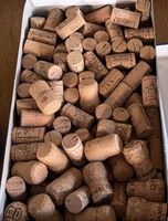 Lot de bouchons de liège et capsules de bière divers