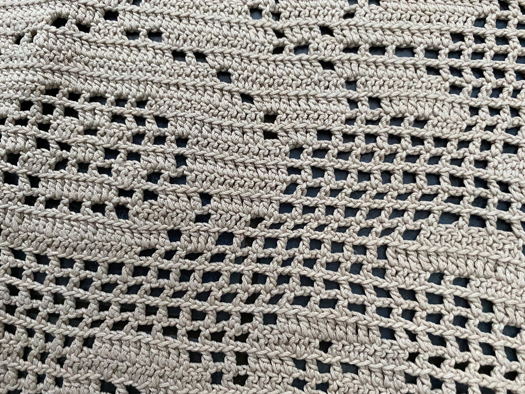 Coperte: gehäkelte Tischdecke, 82cm x 65cm, Handarbeit – Usato da Olten venduto da AH1964 1