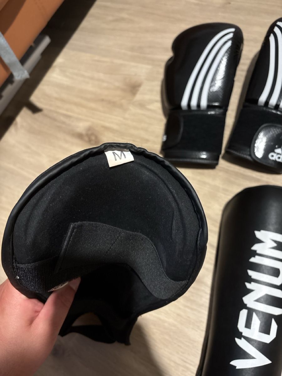 Protezioni & Imbottiture: Boxhandschuhe und Schienbeinschoner Set gebraucht – Usato da Eglisau venduto da de_Lomia 1
