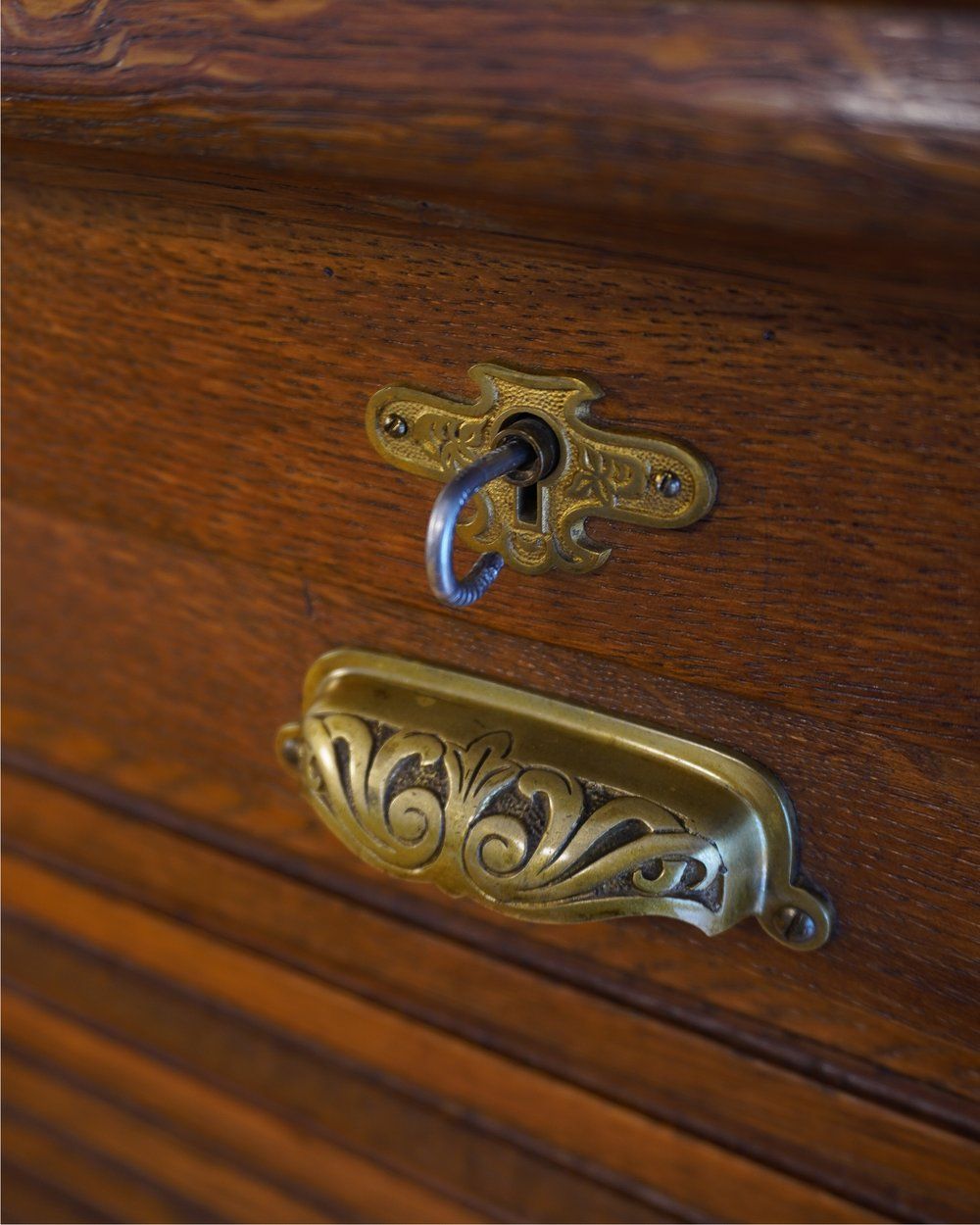 Commodes: MEUBLE DE BUREAU À VOLET ROULANT – D'occasion à Moutier par Vintage-signature 1