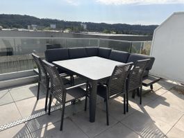 Moderne Outdoor-Lounge mit grossem Esstisch/Gartensitzgruppe