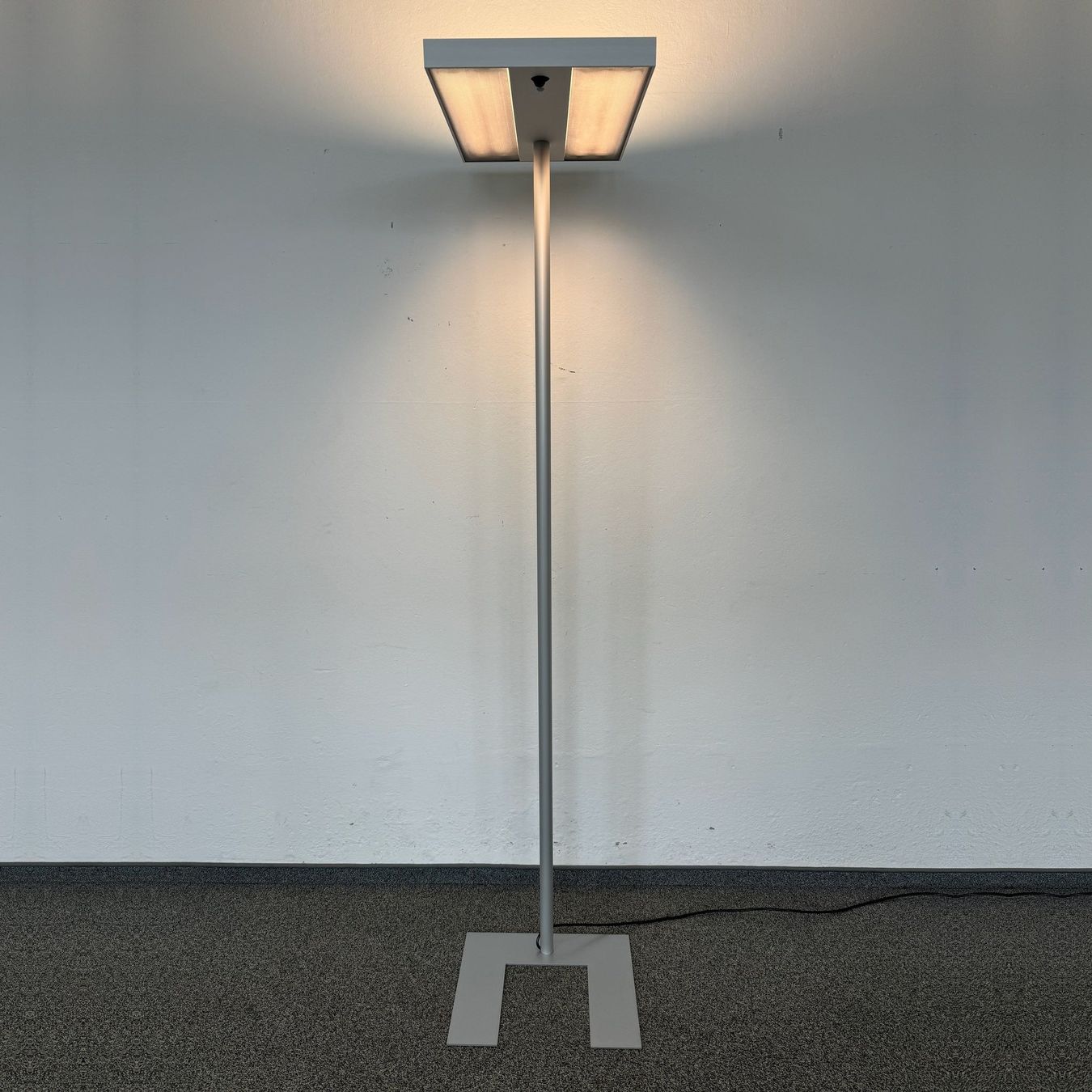 Lampade: Alteme Eco Stehleuchte Kaltweiss – Usato da Schönenwerd venduto da mcofficeshop