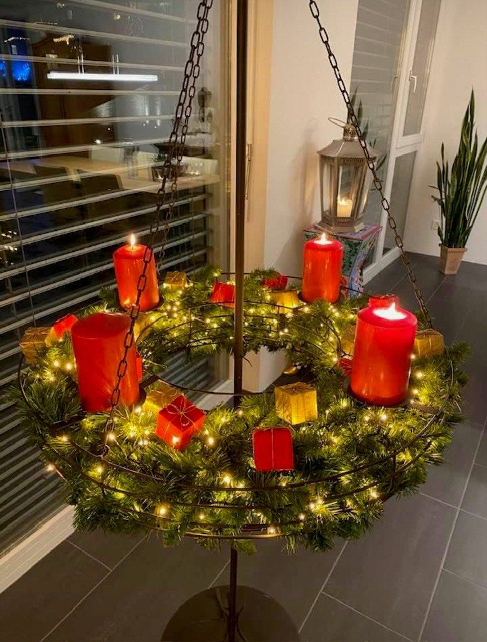 Kerzenständer: Großer Adventskranzständer mit schwebendem Korb und Deko – Gebraucht aus Eschlikon TG von Modos 6