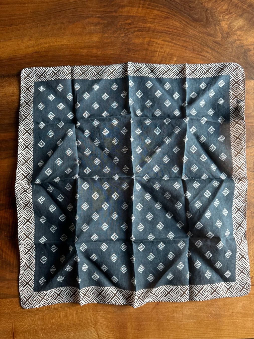 Foulard & Sciarpe: Foulard Épicé 46 par 46 – Nuovo e nell'imballaggio originale da Arnex-sur-Orbe venduto da cameleonfringant 1