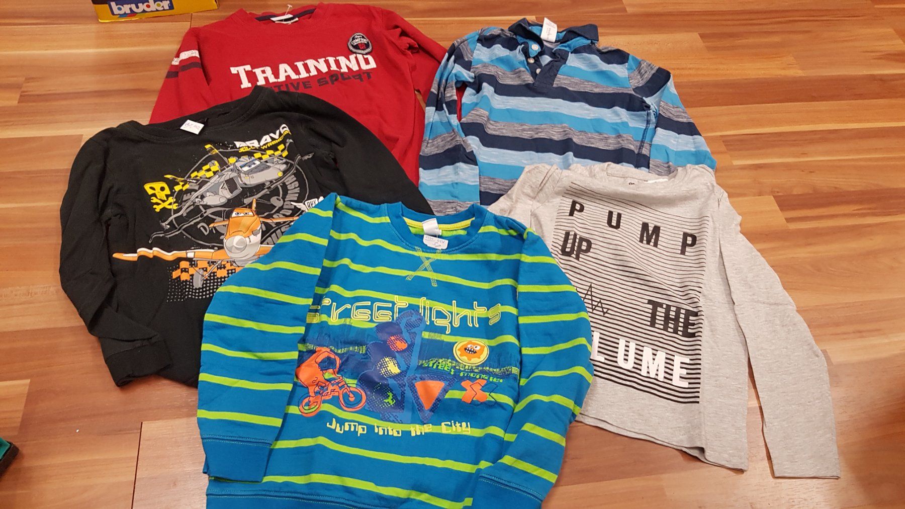 Maglioni & Felpe: 5 Sweatshirt mit Planesshirt; 1 Pulli gr 128 B9 – Usato da Schwarzenburg venduto da Flamingo07