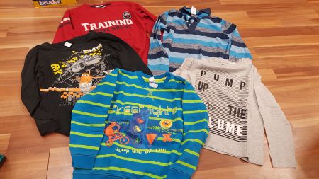 5 Sweatshirt mit Planesshirt; 1 Pulli gr 128 B9