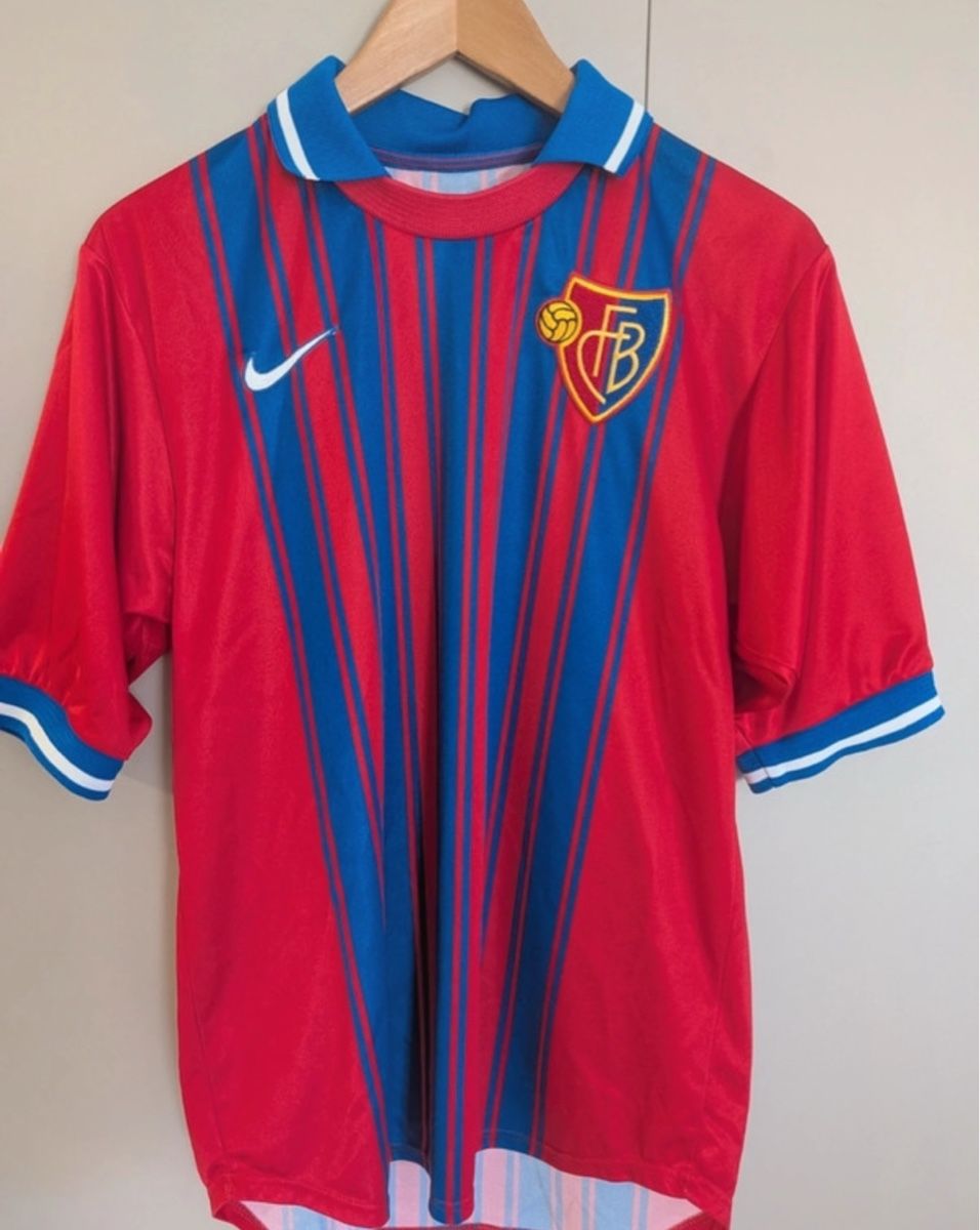 Leibchen & Hosen: FC BASEL 2001 Trikot Yakin  – Gebraucht aus grandvaux von SwissOnTracksHO