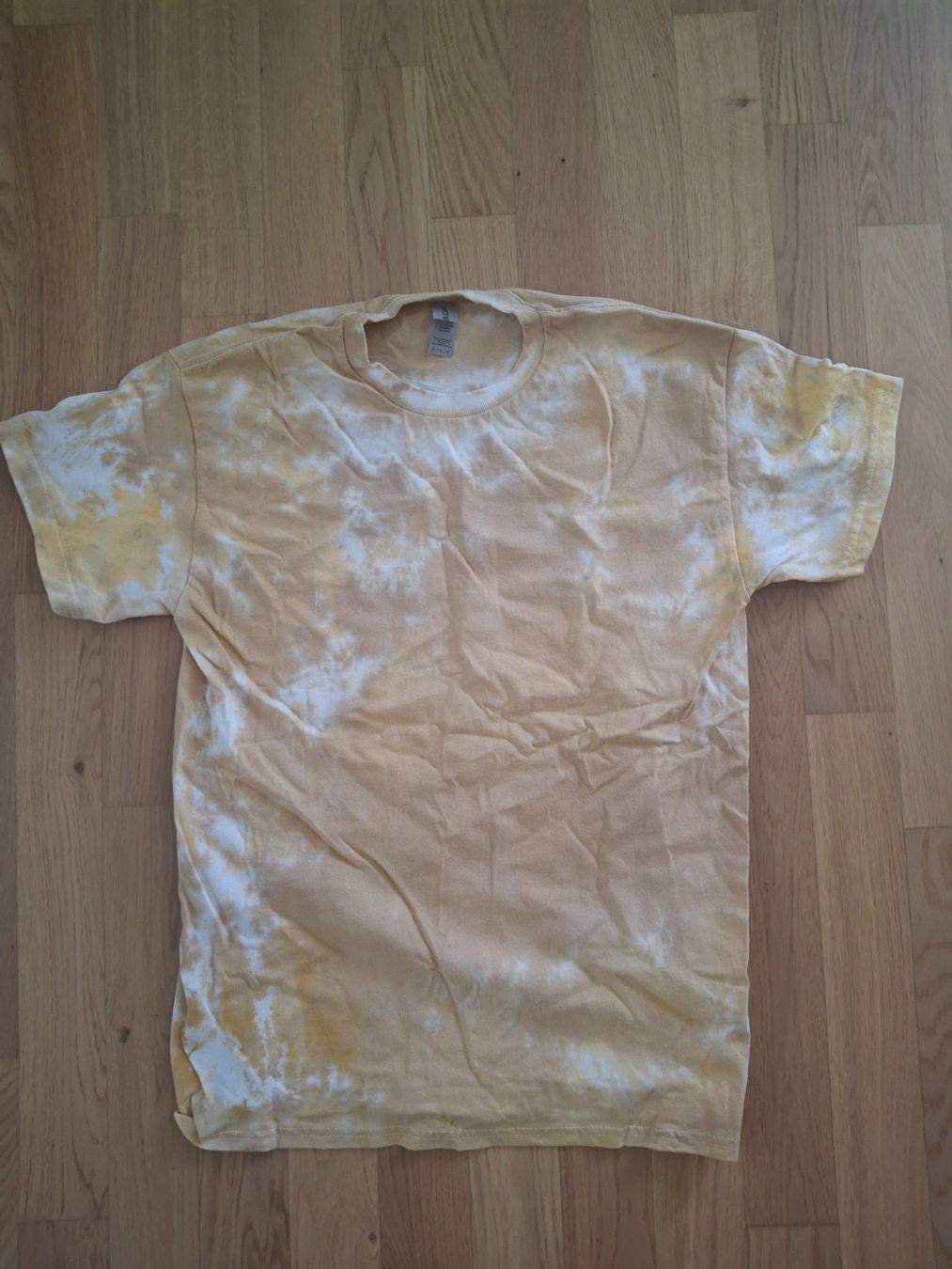 T-shirt: Batik T-Shirt – Usato da Luzern venduto da gab_726g