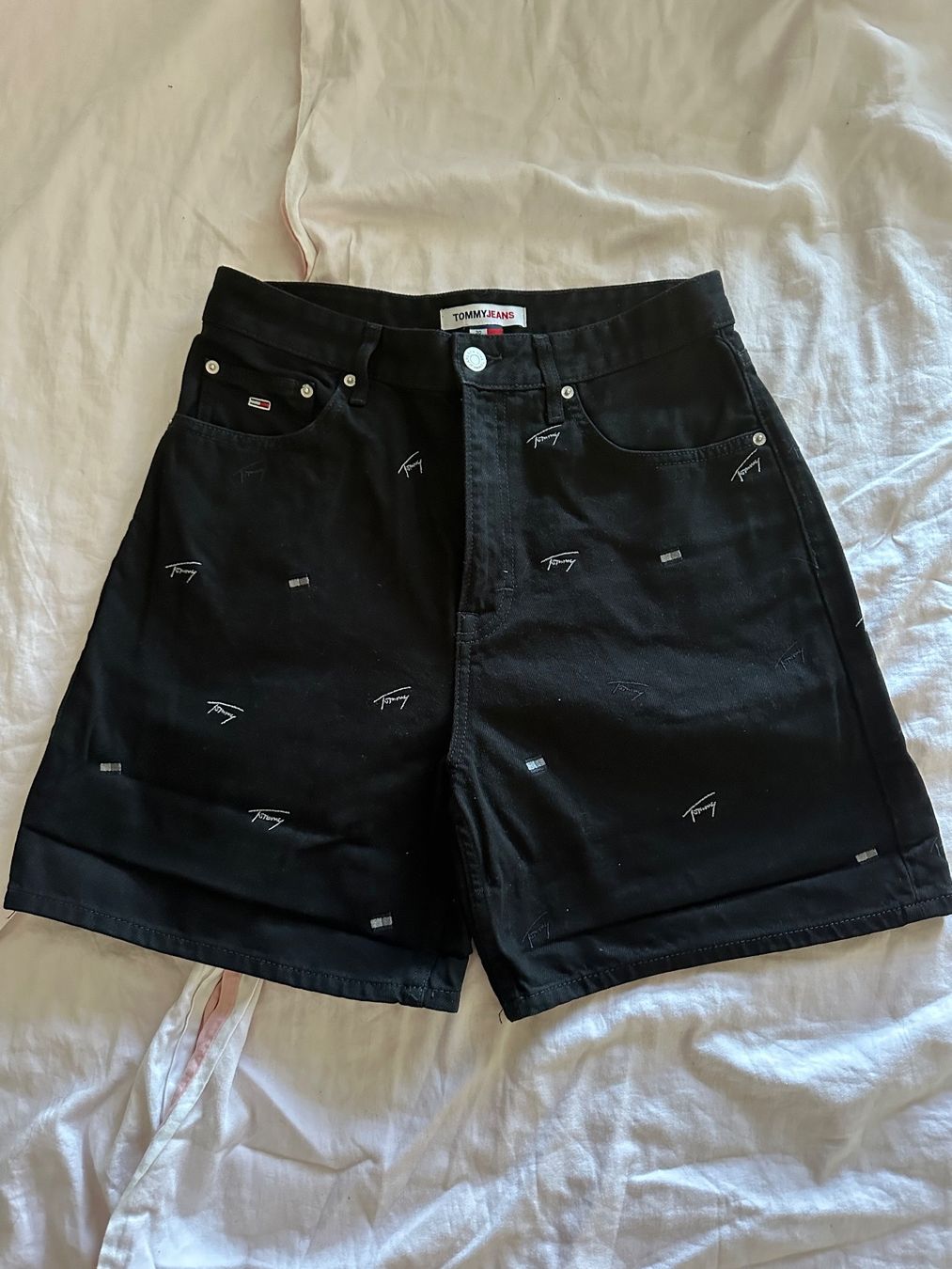 Tommy Hilfiger Pantaloni: Short Tommy Hilfiger – Nuovo (secondo la descrizione) da Sion venduto da ENKLR