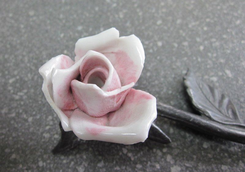 Alle Dekorationen: Keramik Rose mit Metallstiel 10 cm lang – Gebraucht aus Bischofszell von Pfau0 6