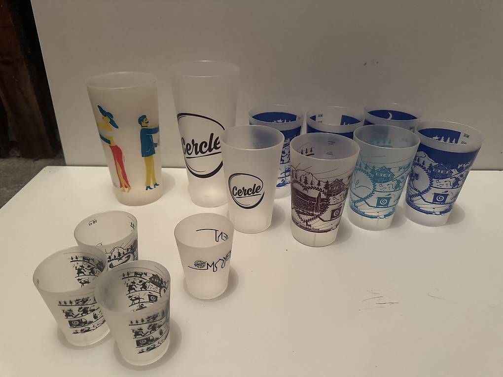 Gläser: Lot de 17 verres en plastique  – Gebraucht aus Les Acacias von DeborahK03