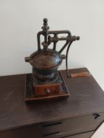 Antike imposante Kaffeemühle aus Gusseisen
