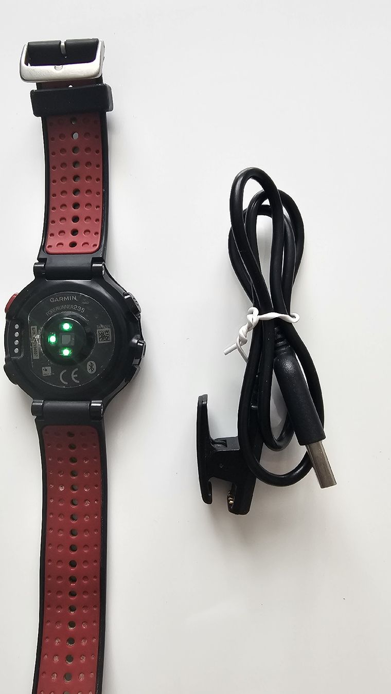 Garmin Smartwatch: Garmin Forerunner 235 schwarz rot mit Ladekabel – Usato da Port venduto da sold54 1