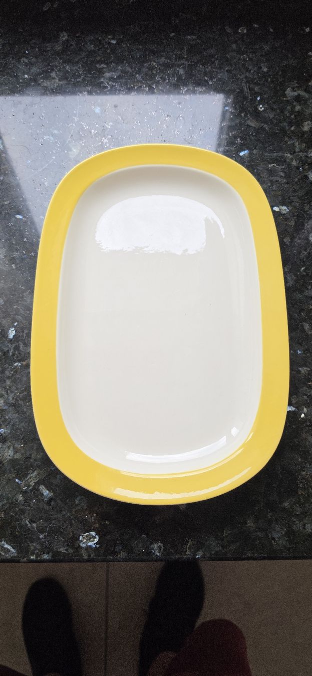 Plateaux: Platte mit gelbem Rand – D'occasion à Bern par Smarts_vauva