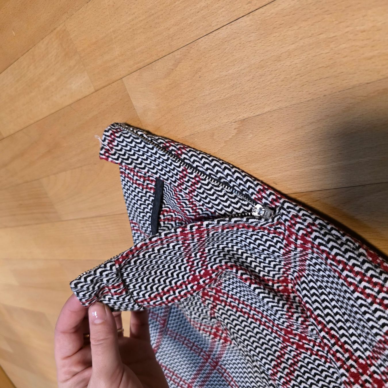 Stradivarius Hosen: Stradivarius Karohose Gr. 36/S Rot-Grau – Gebraucht aus Wald ZH von CapLux 9