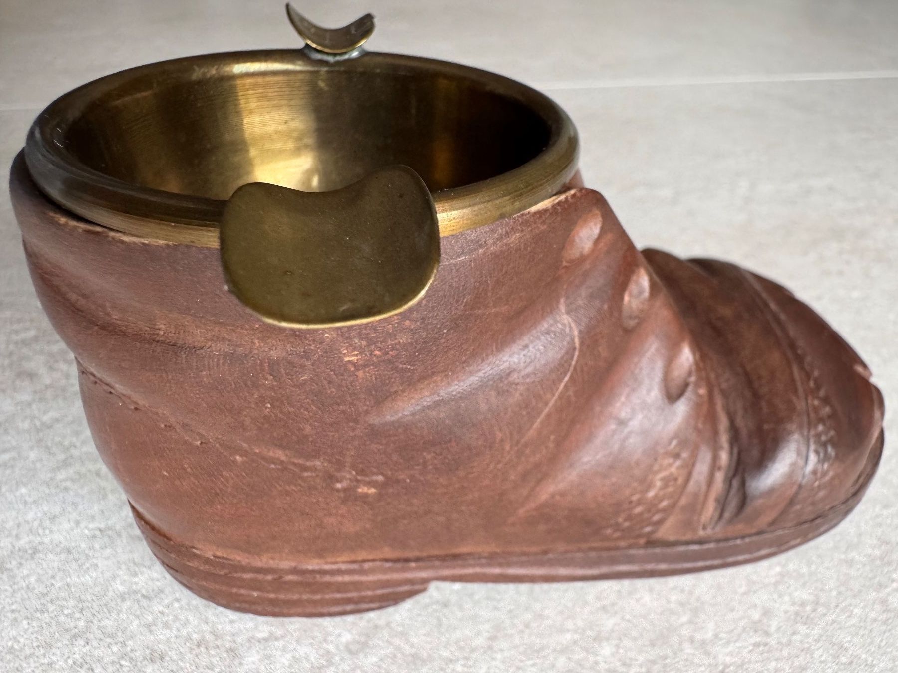 Portacenere: HOLZSCHUH ASCHENBECHER MIT MESSING EINSATZ - HANDGESCHNITZT – Usato da Binningen venduto da Chaussie 6