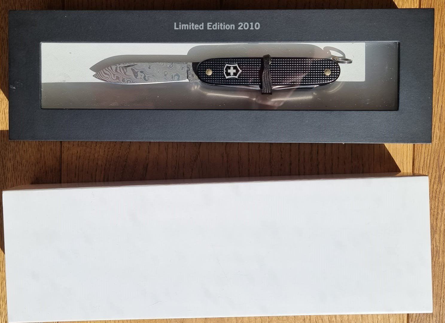 Victorinox Coltelli tascabile: Victorinox Limited Edition 2010 Damast – Nuovo e nell'imballaggio originale da Unterägeri venduto da Albi1975
