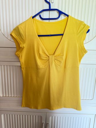 Gelbes T-Shirt mit Schleife, Grösse S, Sommer bereit!