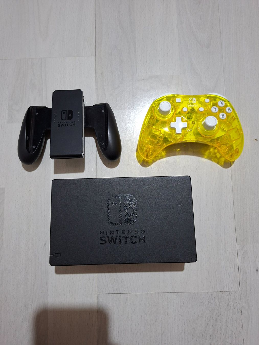 Nintendo Konsolen: Nintendo Switch + 4 jeux, une manette... – Gebraucht aus Valeyres-sous-Rances von gegg 6