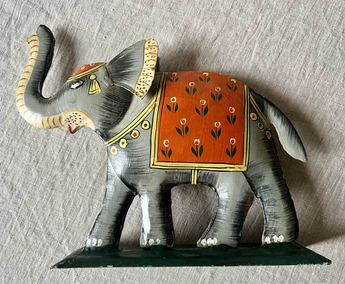 Skulpturen & Statuen: Éléphant décoratif en métal peint main, Inde – Neu (gemäss Beschreibung) aus Genève von DELIRBEADS