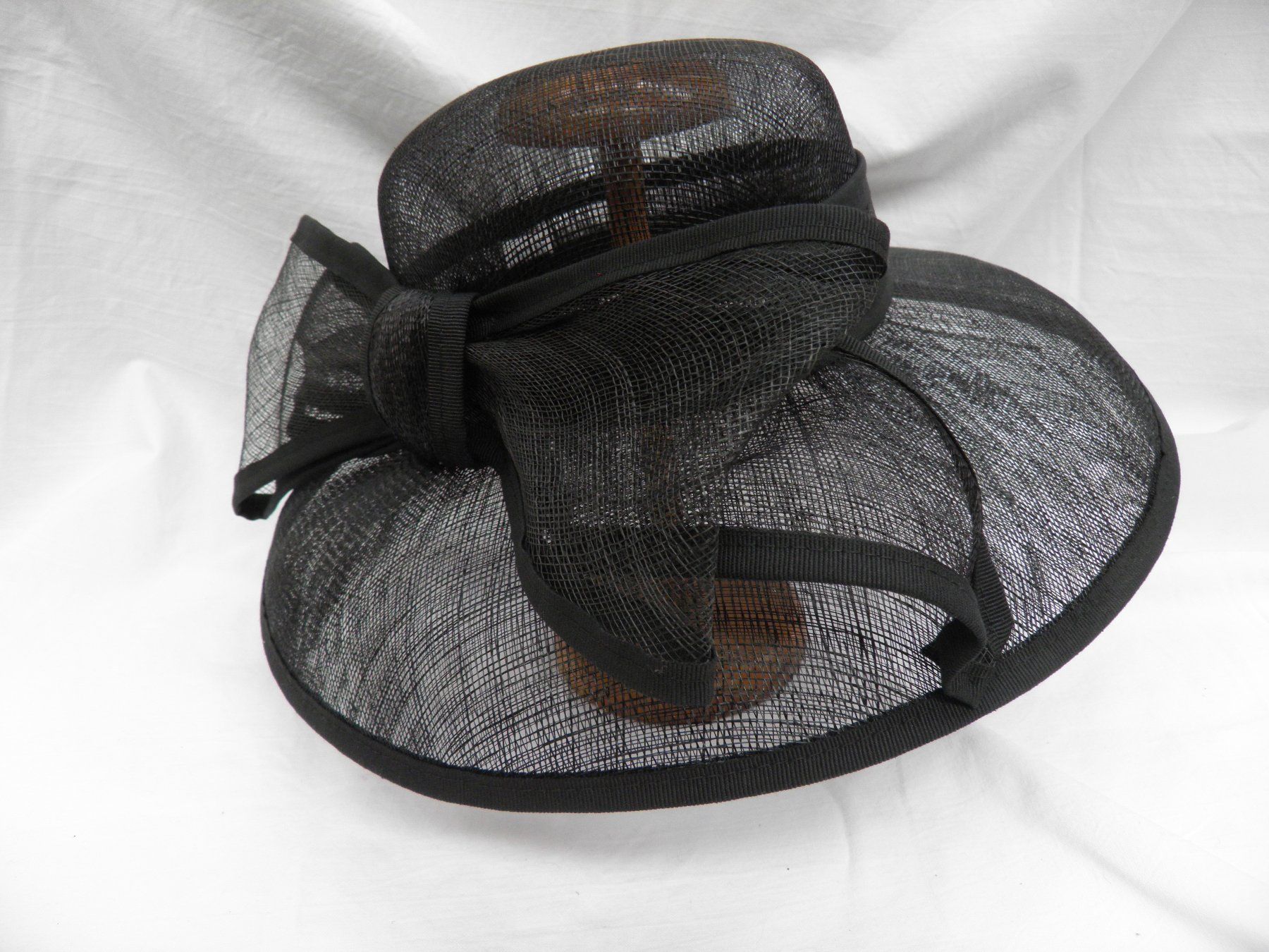 Chapeaux, bonnets & casquettes: Wunderschöner Strohhut mit Masche, schwarz – D'occasion à Rüti ZH par corvus-corvus 1