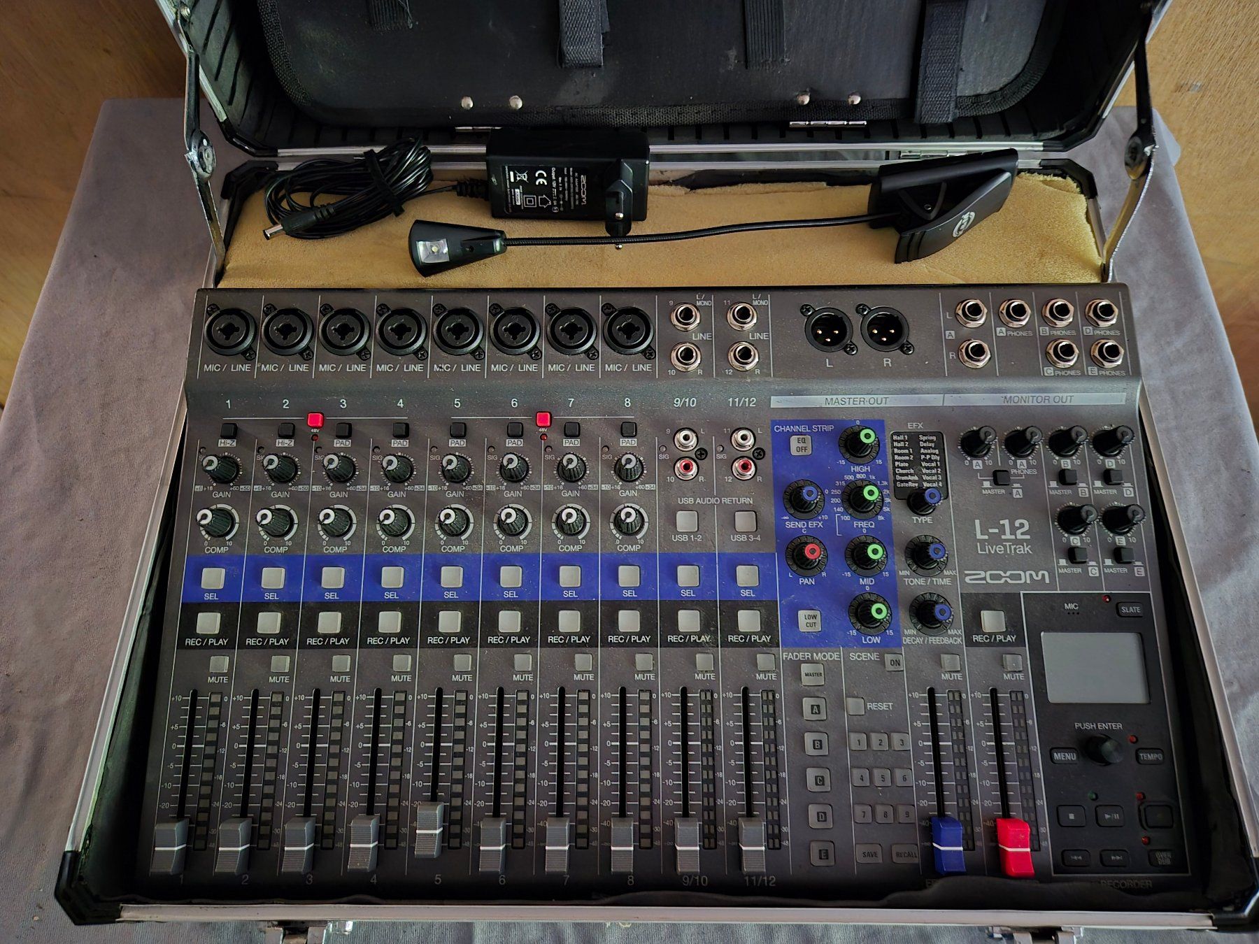 Zoom Platines de mixage: Zoom Livetrak L-12 Recordingmischpult – D'occasion à Aesch BL par RedChief-125