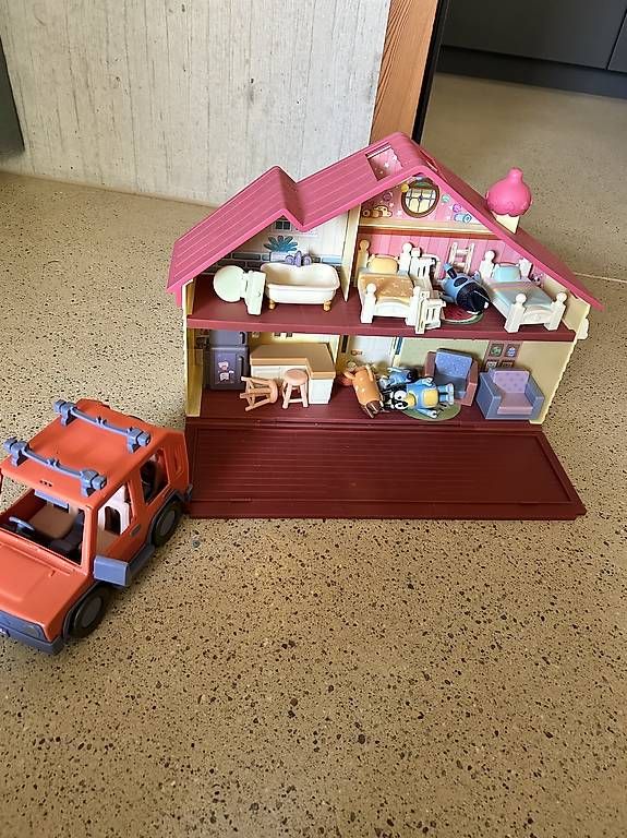 Jouets: Bluey Haus inkl Auto – D'occasion à Uerkheim par Pata180817