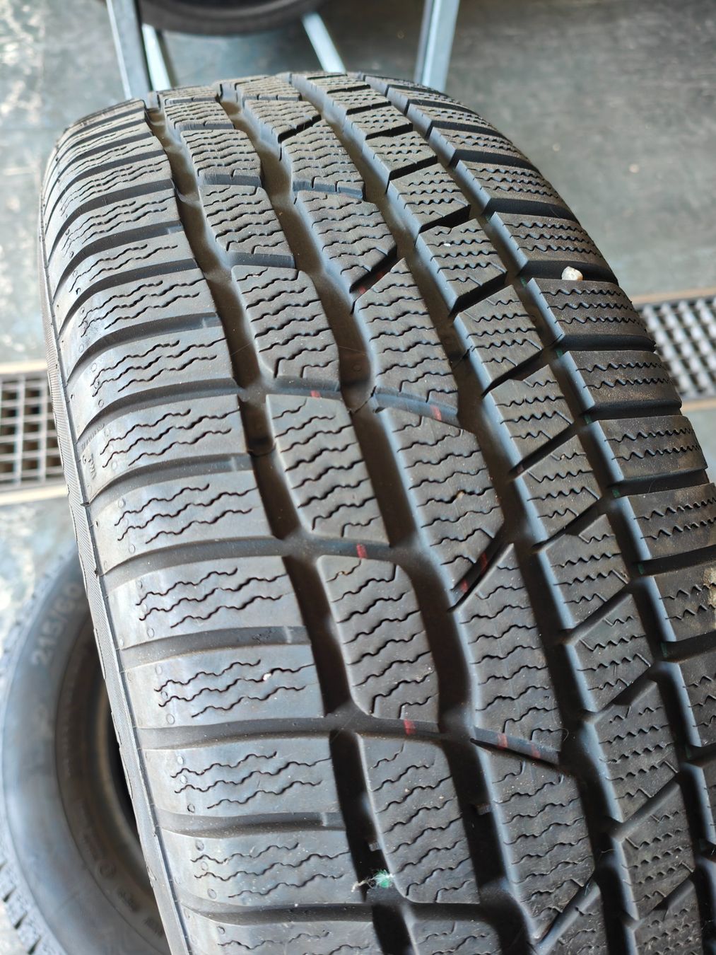 Continental Pneumatici & Ruote complete: 215/60 R16 Winterreifen – Usato da Oberengstringen venduto da Reifen-Lagerverkauf 3