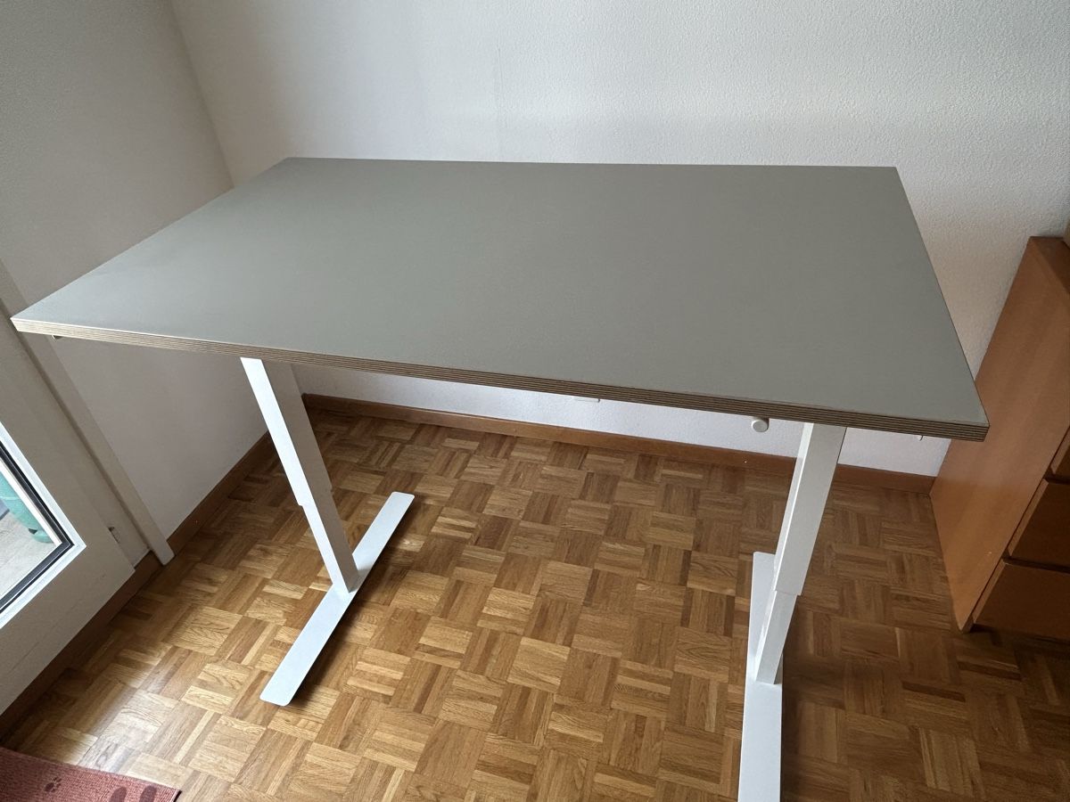 Bureaux: Bureau assis/debout manuel IKEA – D'occasion à Genève par s.andy13 1