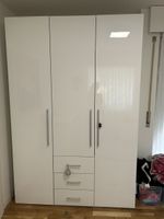 Weisser Hochglanz‑Kleiderschrank