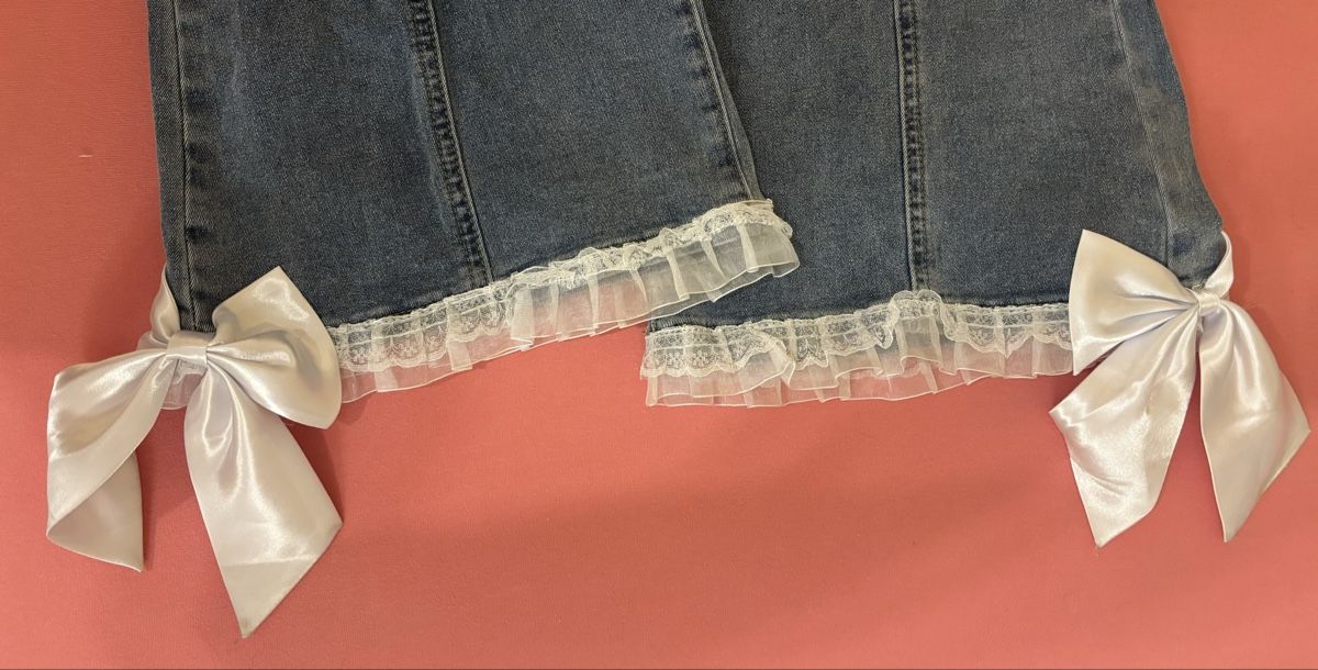 Shein Jeans: Jeans mit Schleifen – Nuovo (secondo la descrizione) da Andelfingen venduto da Good_Quality 1