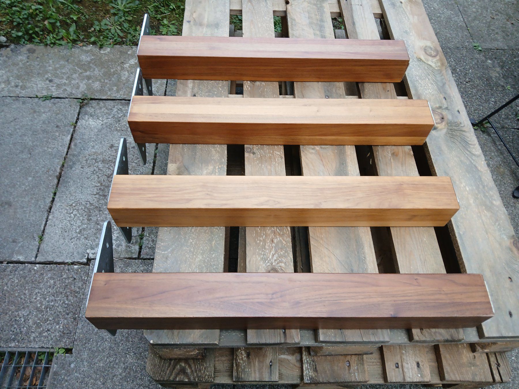 Sonstiges Mobiliar: Tischbeine Nussbaum – Gebraucht aus Stäfa von bauwerk83 2