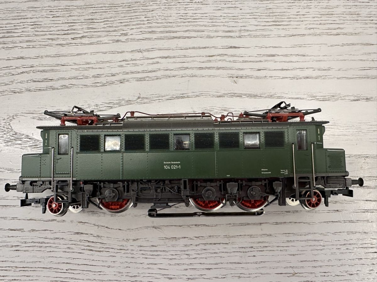 Märklin Modellini di ferrovie: Märklin 3049 DB BR 104 – Usato da Lupsingen venduto da New-Haven 3