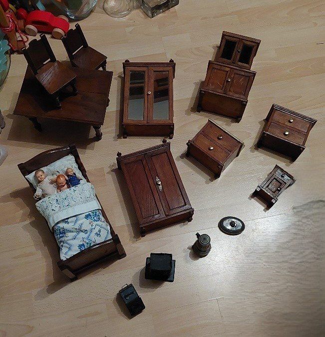 Case e mobili per bambole: Wunderschöne alte Puppenstubenmöbel aus Holz – Usato da Zufikon venduto da brocki5621