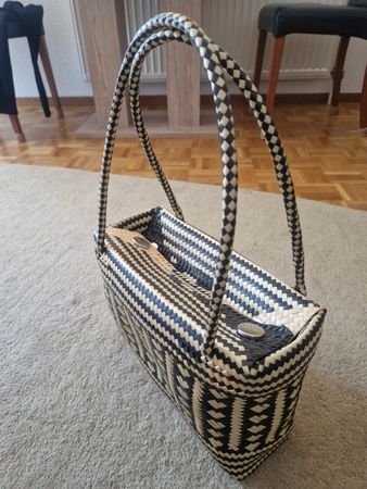 Sac d'été tressé noir et blanc - idéal pour la plage!