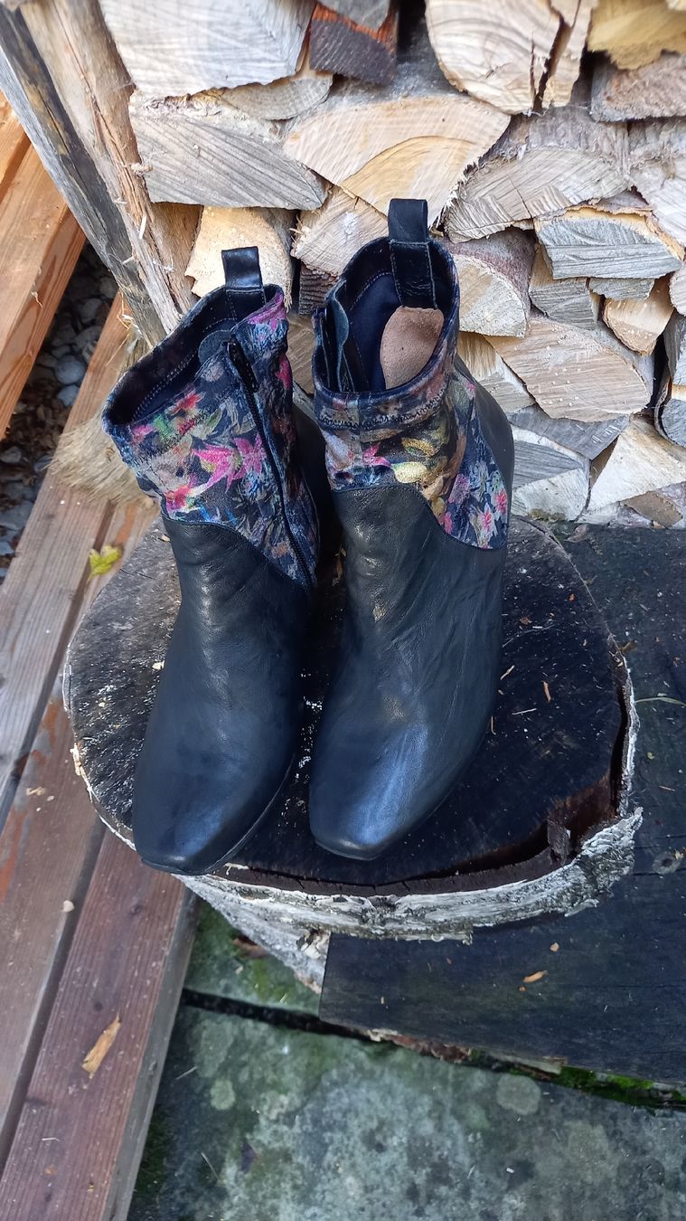 Think Scarpe da donna: Think! Stiefeletten Leder Blumenmuster Grösse 41 – Usato da St. Gallen venduto da Otterndorf 1