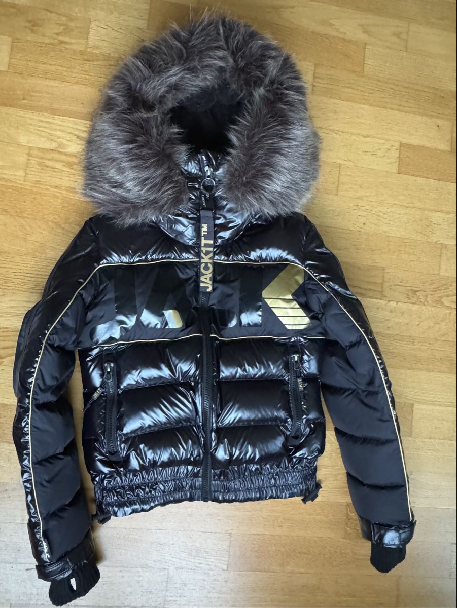 Giacche: Winterjacke Damen mit Kapuze, Grösse S, – Usato da Sachseln venduto da Pfleger2 1