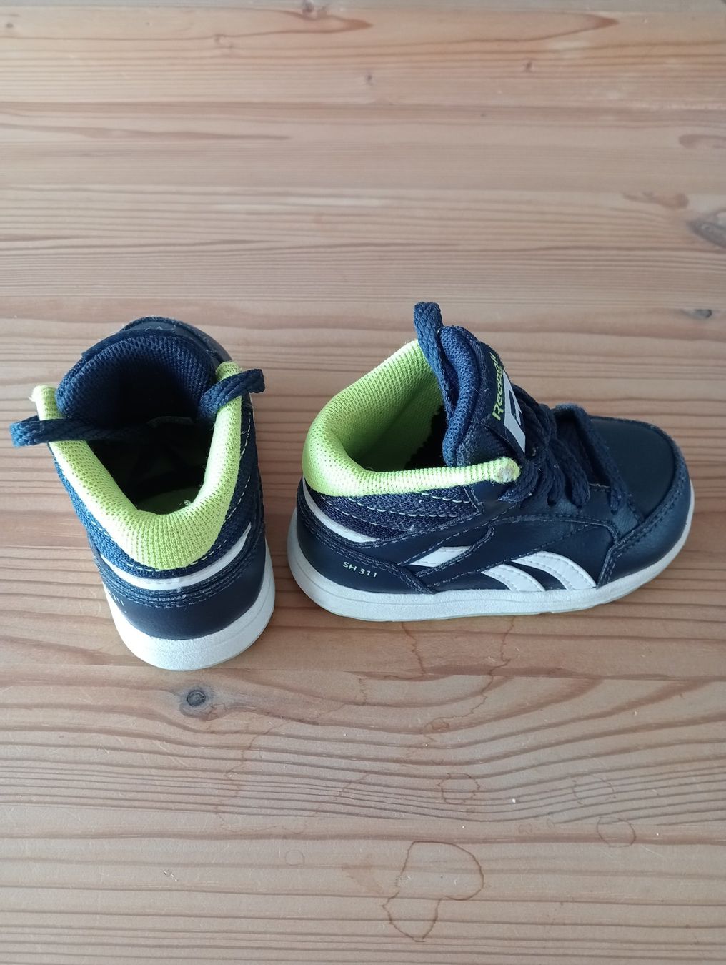 Reebok Scarpe per ragazzi: Kinderschuhe/Babyschuhe Reebok, Gr. 19.5 – Usato da St.Niklausen LU venduto da Wirdbereitsverwendet 2