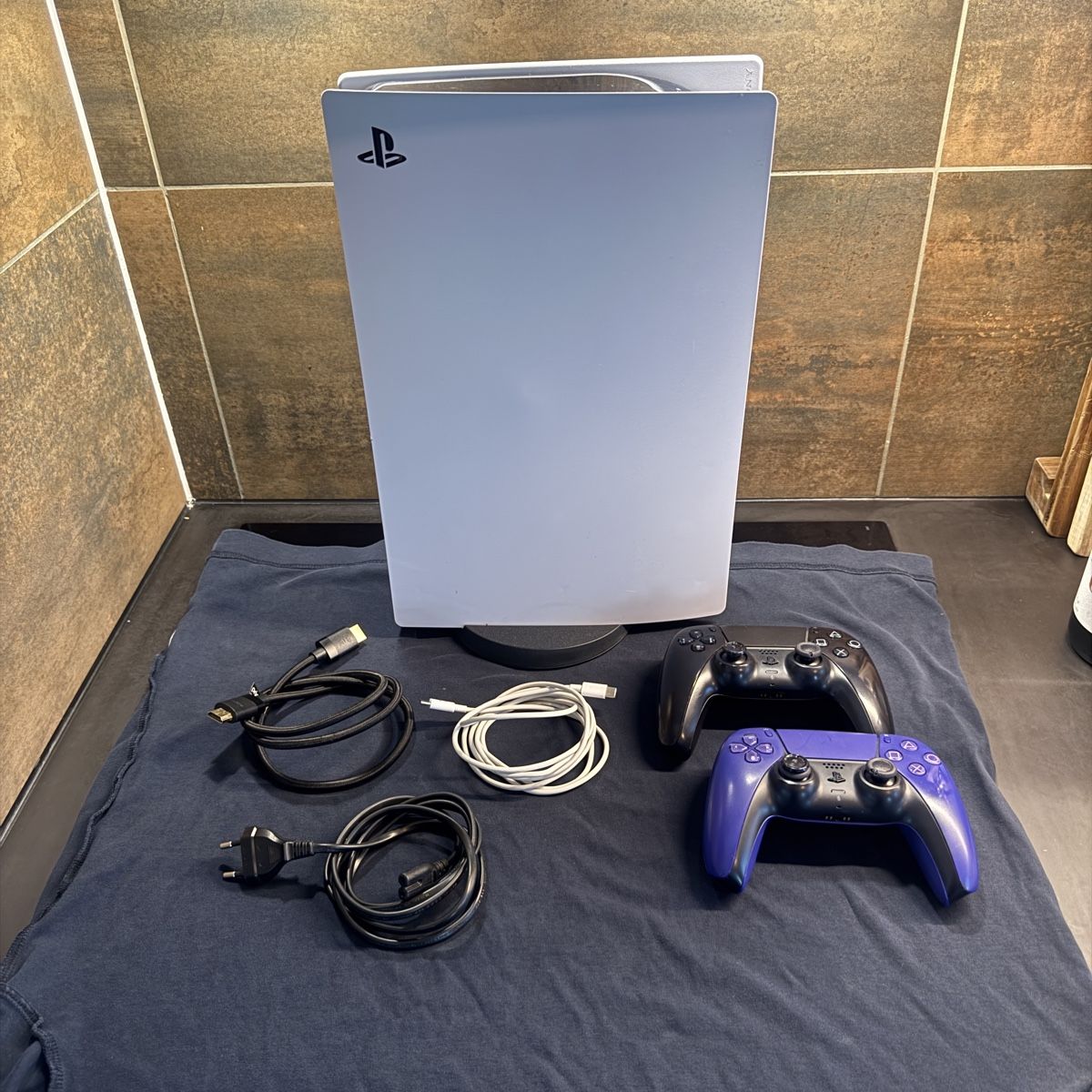 Sony Console: PlayStation 5 Digital Edition + 2 manettes DualSense – Usato da La Tour-de-Peilz venduto da nic_mxt9