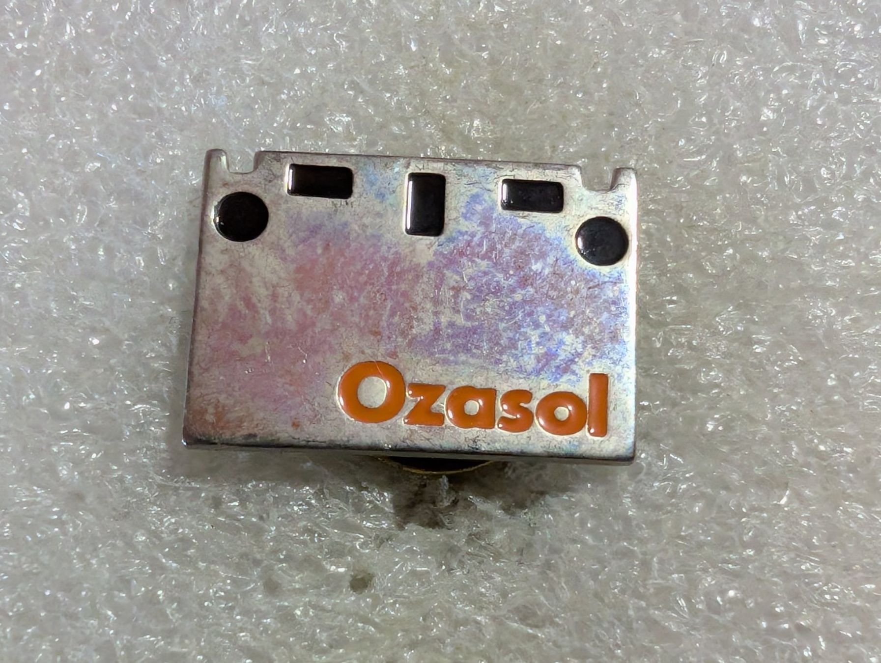 Plaketten & Abzeichen: Ansteckpin 99: Ozasol – Gebraucht aus Oppligen von Pin-Fall-Shop