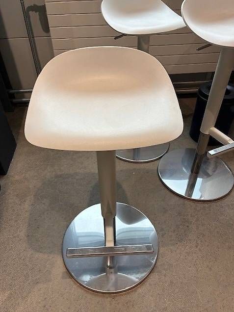 Set di tavolo e panche: Stehtisch-Hocker  3 Stück – Usato da Schlieren venduto da fel_5xs9