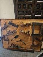 Lot d'outils anciens de menuisier en tableau